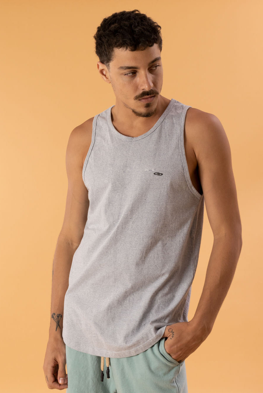 Regata Listra Stripe cinza da Greenish, em algodão sustentável, conforto e estilo para qualquer ocasião.