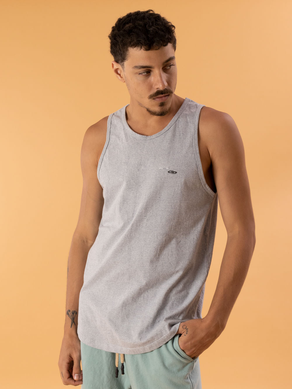 Regata Listra Stripe cinza da Greenish, em algodão sustentável, conforto e estilo para qualquer ocasião.