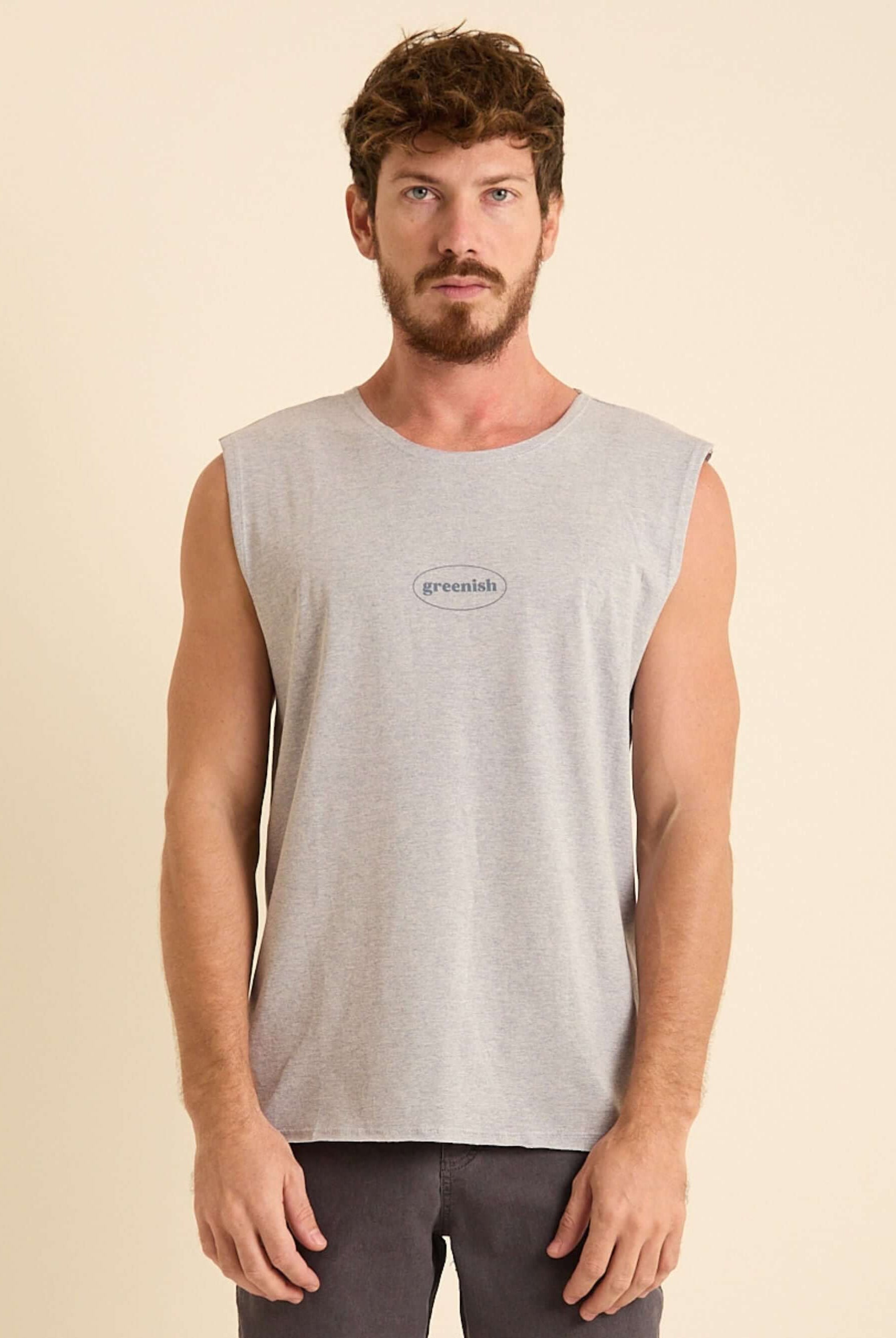 Regata Larga New Logo da Greenish em cinza, confortável e ideal para dias quentes.