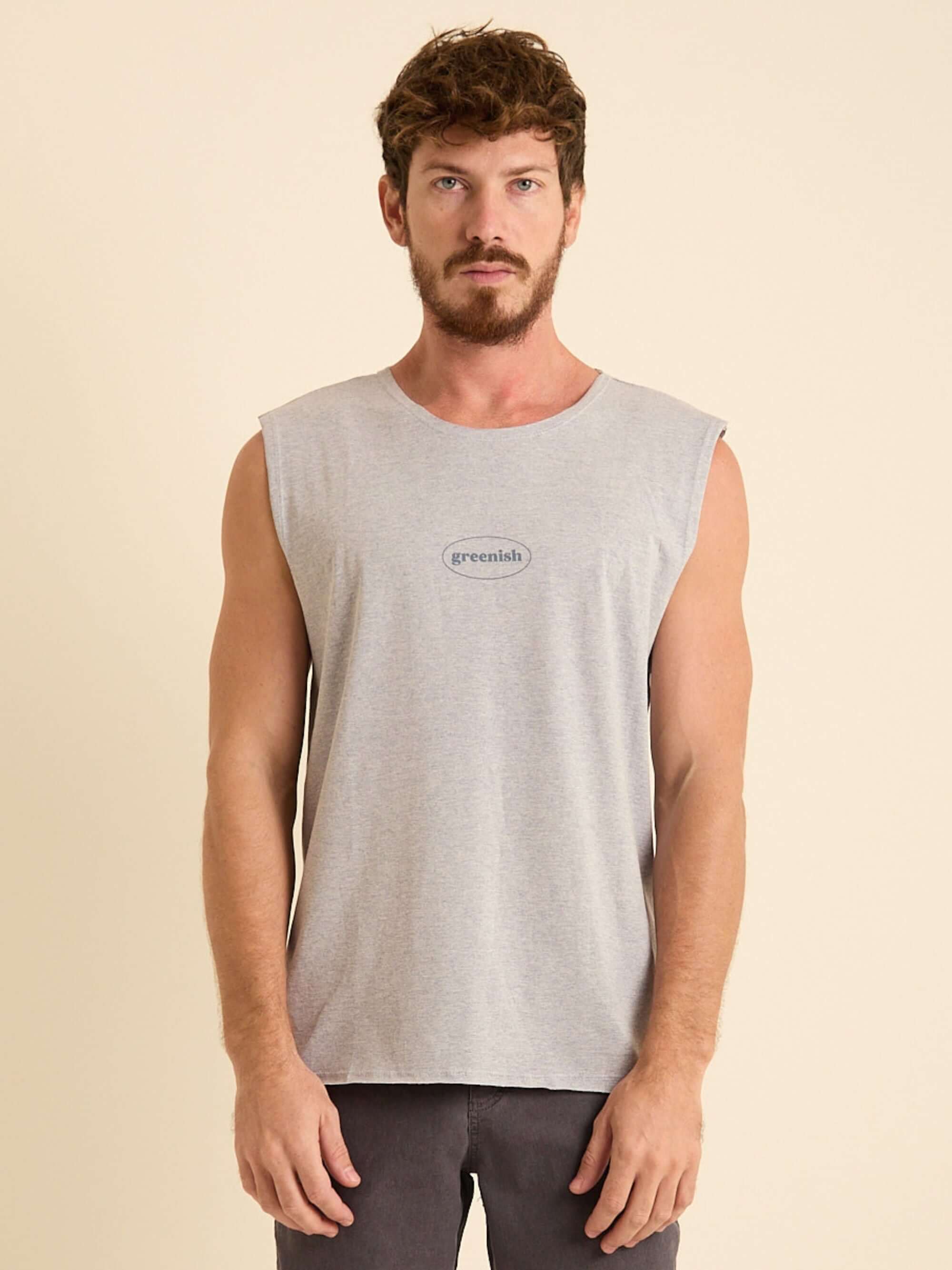 Regata Larga New Logo da Greenish em cinza, confortável e ideal para dias quentes.