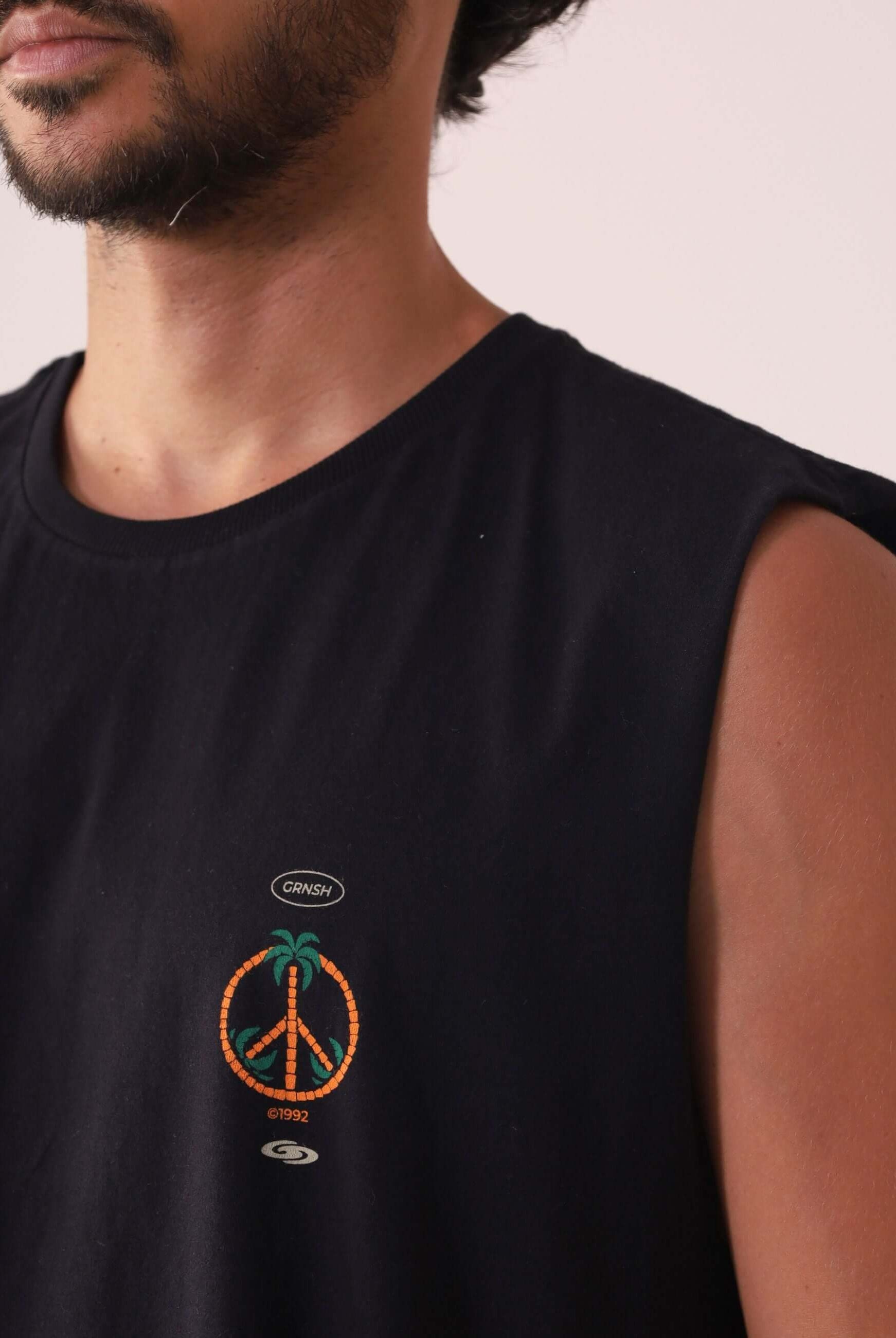 Homem vestindo Regata Make Friends - Preto da marca Greenish, com design em algodão e silk frontal com contraste vibrante.