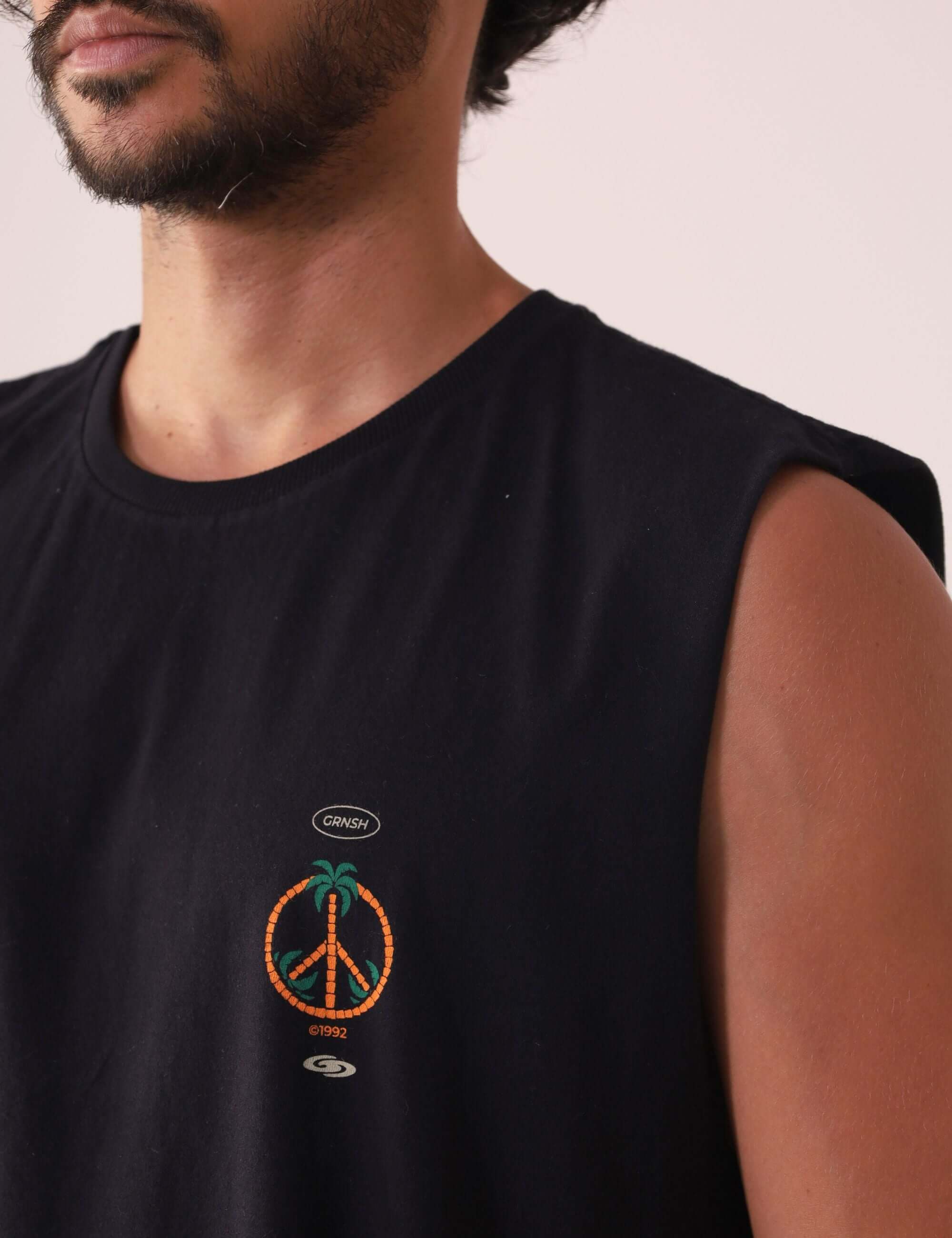 Homem vestindo Regata Make Friends - Preto da marca Greenish, com design em algodão e silk frontal com contraste vibrante.