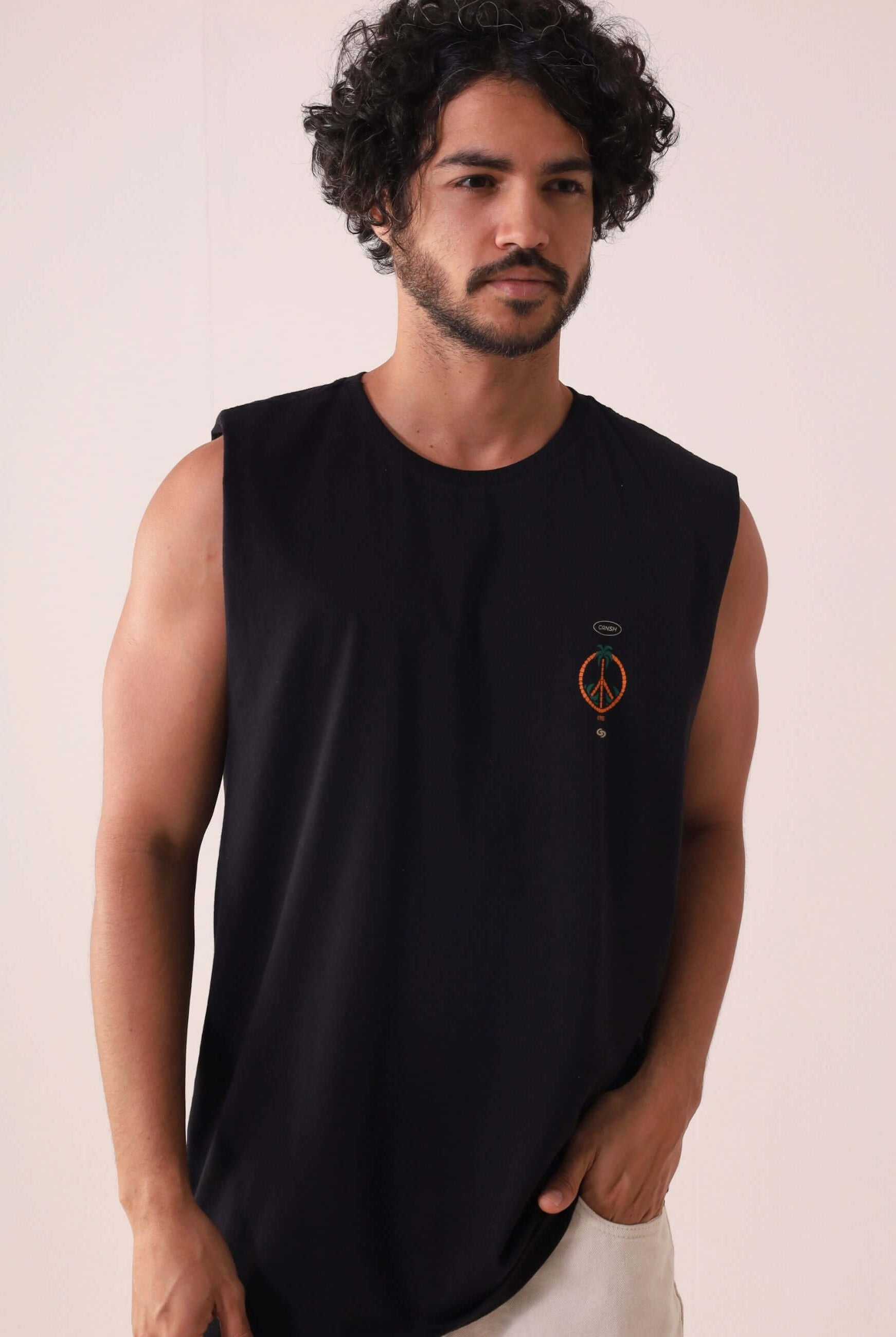 Regata Make Friends - Preto da Greenish em algodão com modelagem larga, ideal para dias de sol, com mensagem vibrante na frente e atrás.