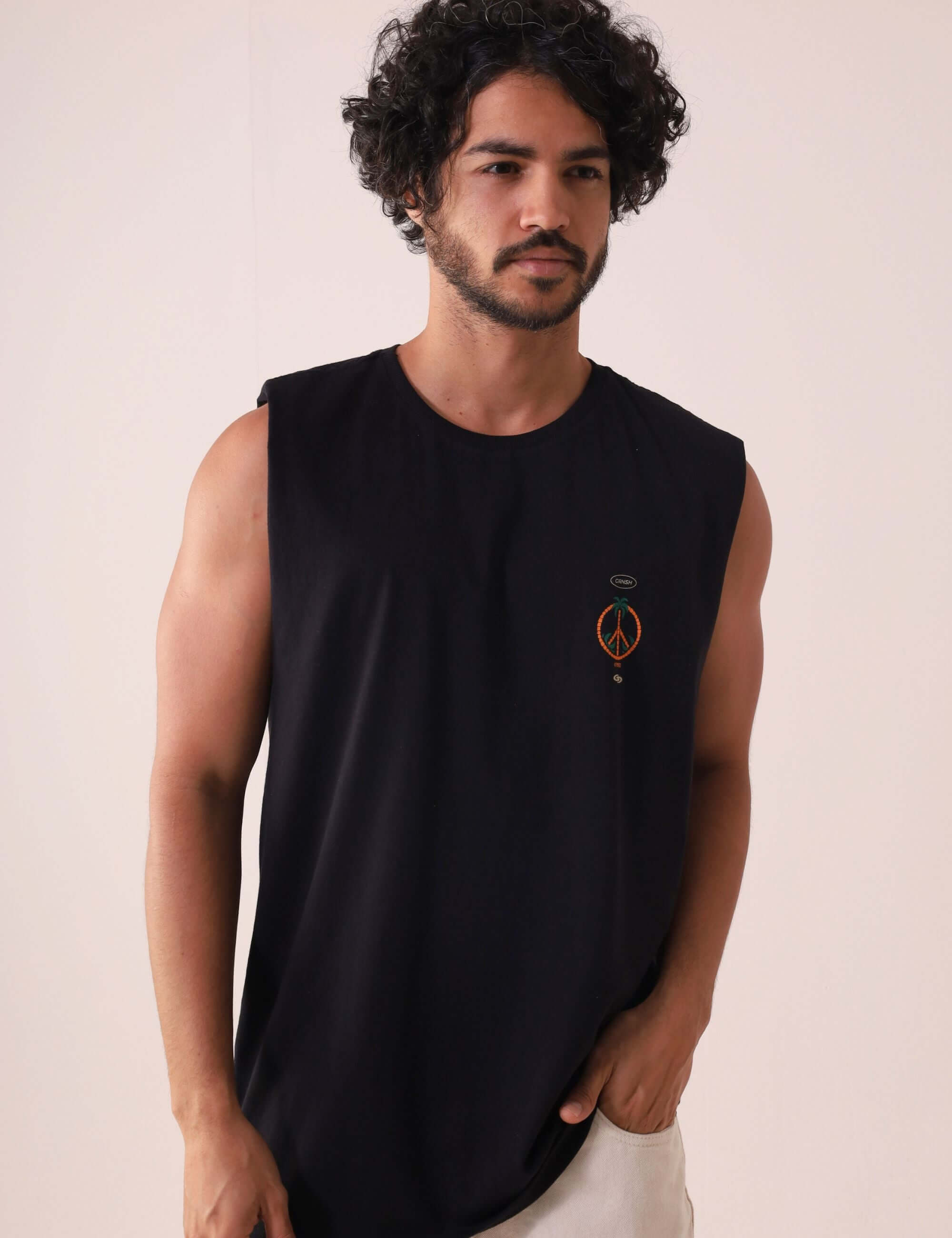 Regata Make Friends - Preto da Greenish em algodão com modelagem larga, ideal para dias de sol, com mensagem vibrante na frente e atrás.