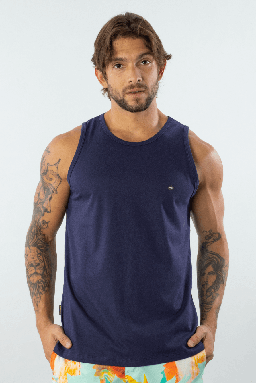 Regata Malha Basic Azul Marinho da Greenish, modelagem clássica e conforto ideal para todas as ocasiões.