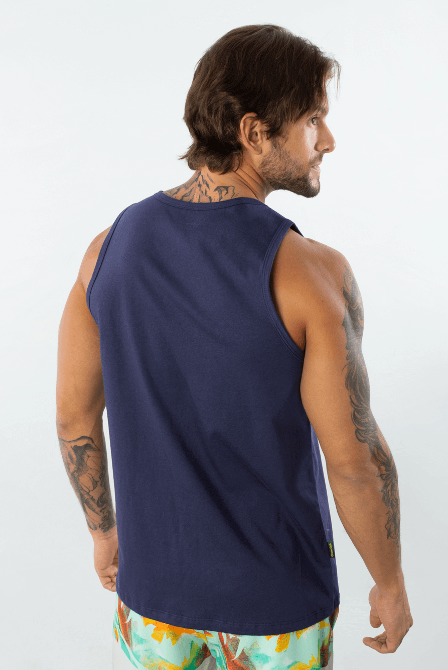 Modelo masculino usando regata malha básica azul marinho da marca Greenish, vista de costas.