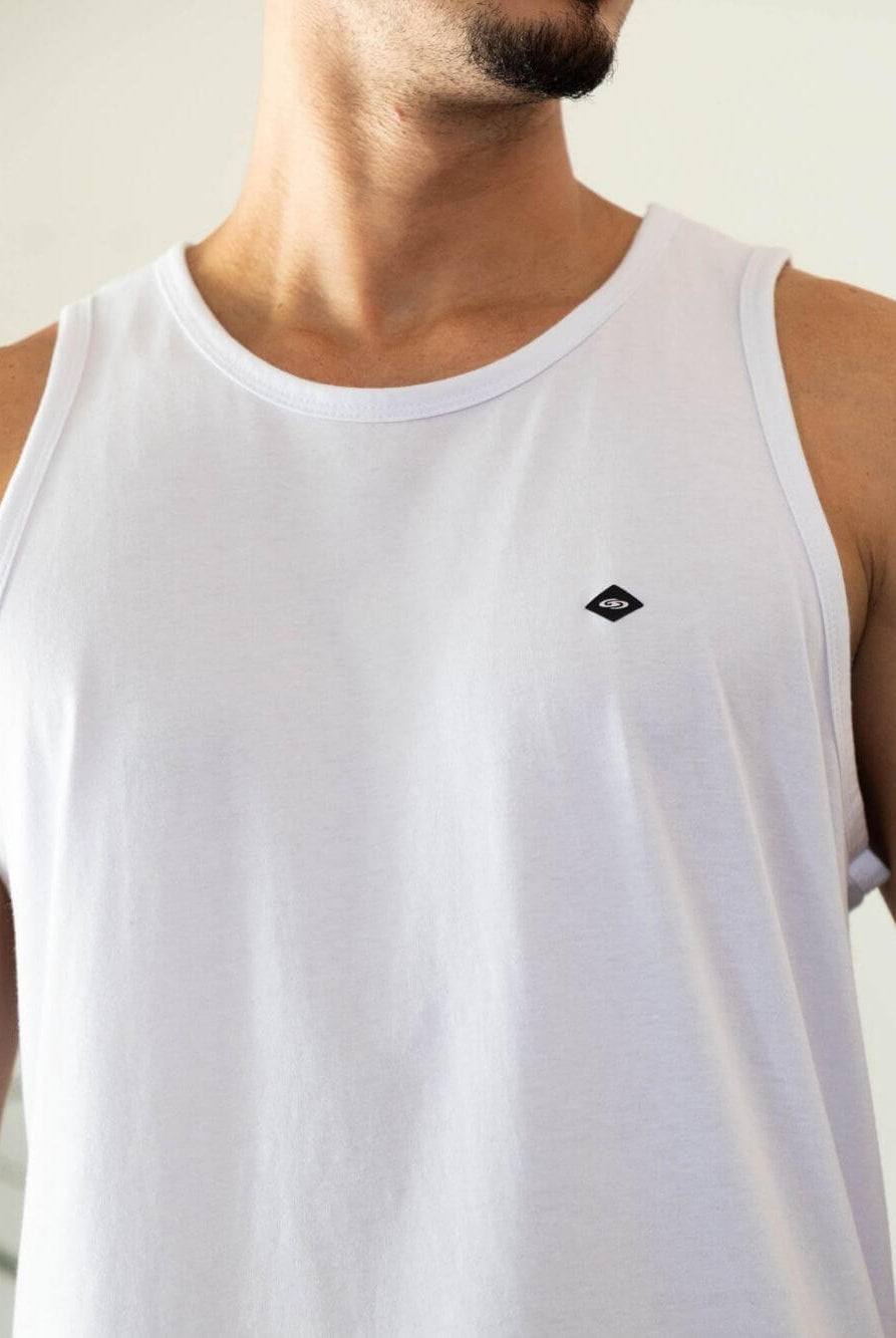 Regata Malha Basic Branca da Greenish, com design simples e caimento perfeito para conforto em qualquer ocasião.