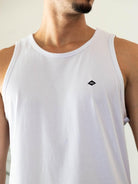 Regata Malha Basic Branca da Greenish, com design simples e caimento perfeito para conforto em qualquer ocasião.