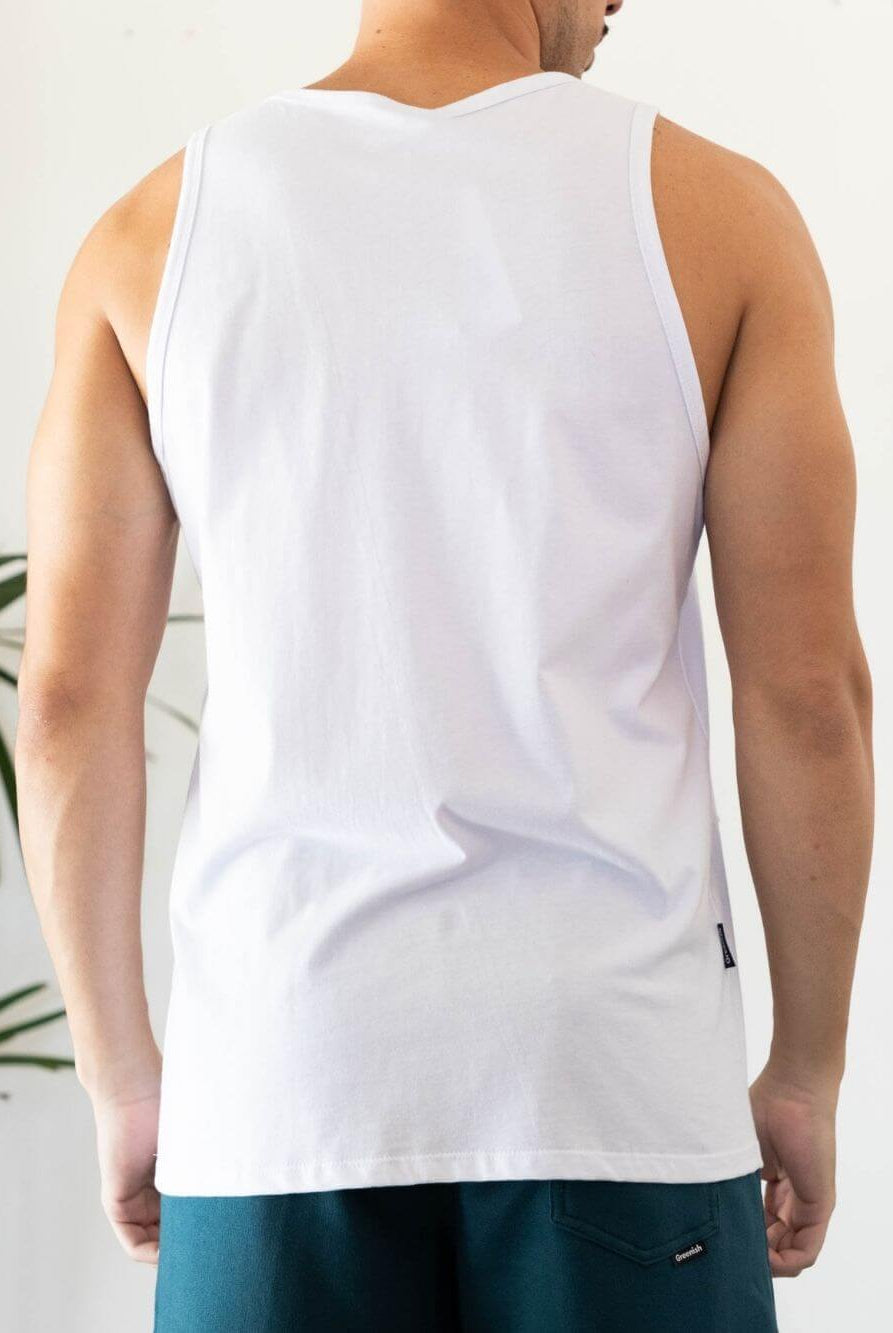 Modelo masculino vestindo regata branca malha basic da Greenish, ideal para conforto e estilo em qualquer ocasião.