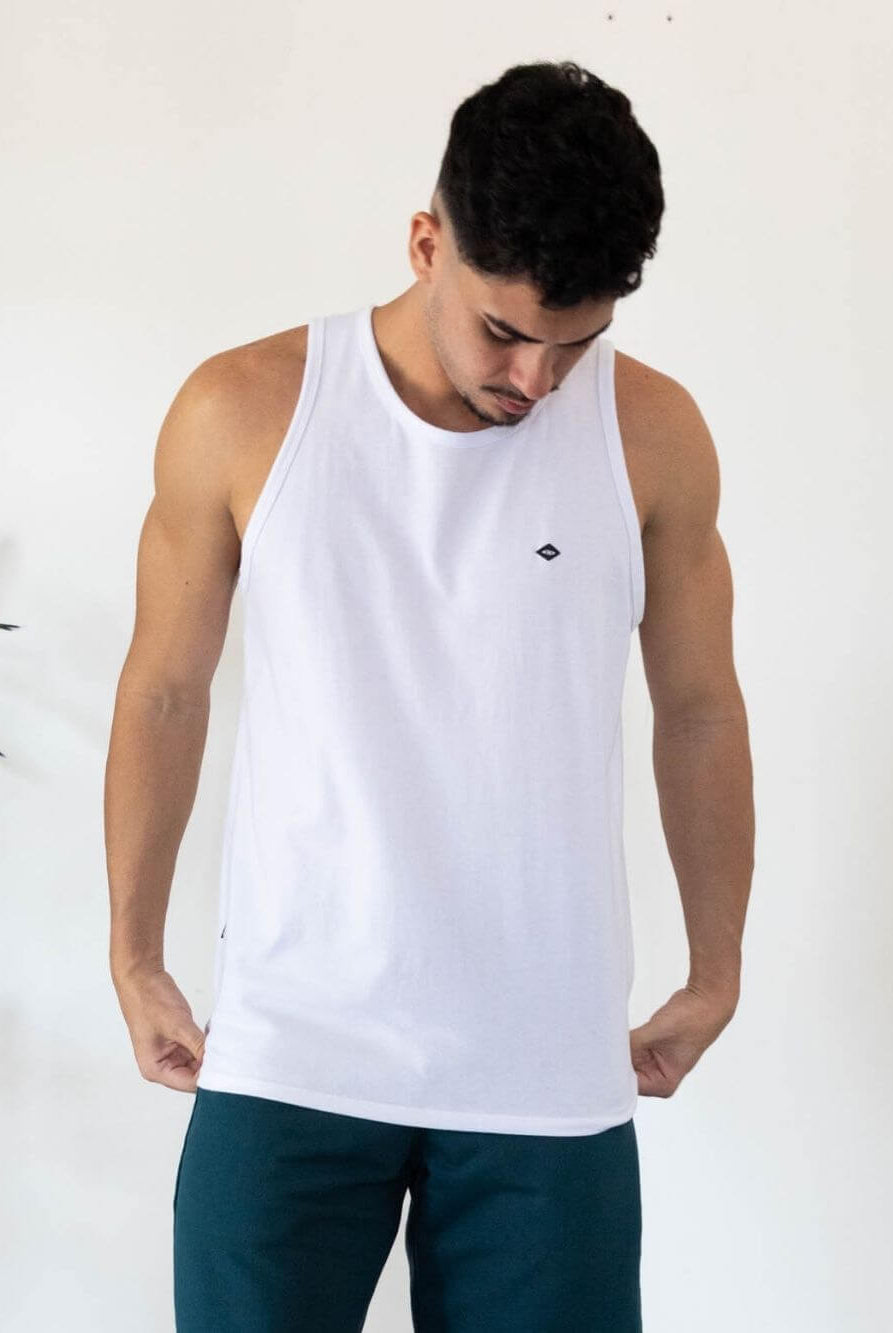 Regata malha básica branca da Greenish, modelagem clássica e caimento perfeito para conforto durante o dia.