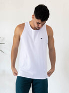 Regata malha básica branca da Greenish, modelagem clássica e caimento perfeito para conforto durante o dia.