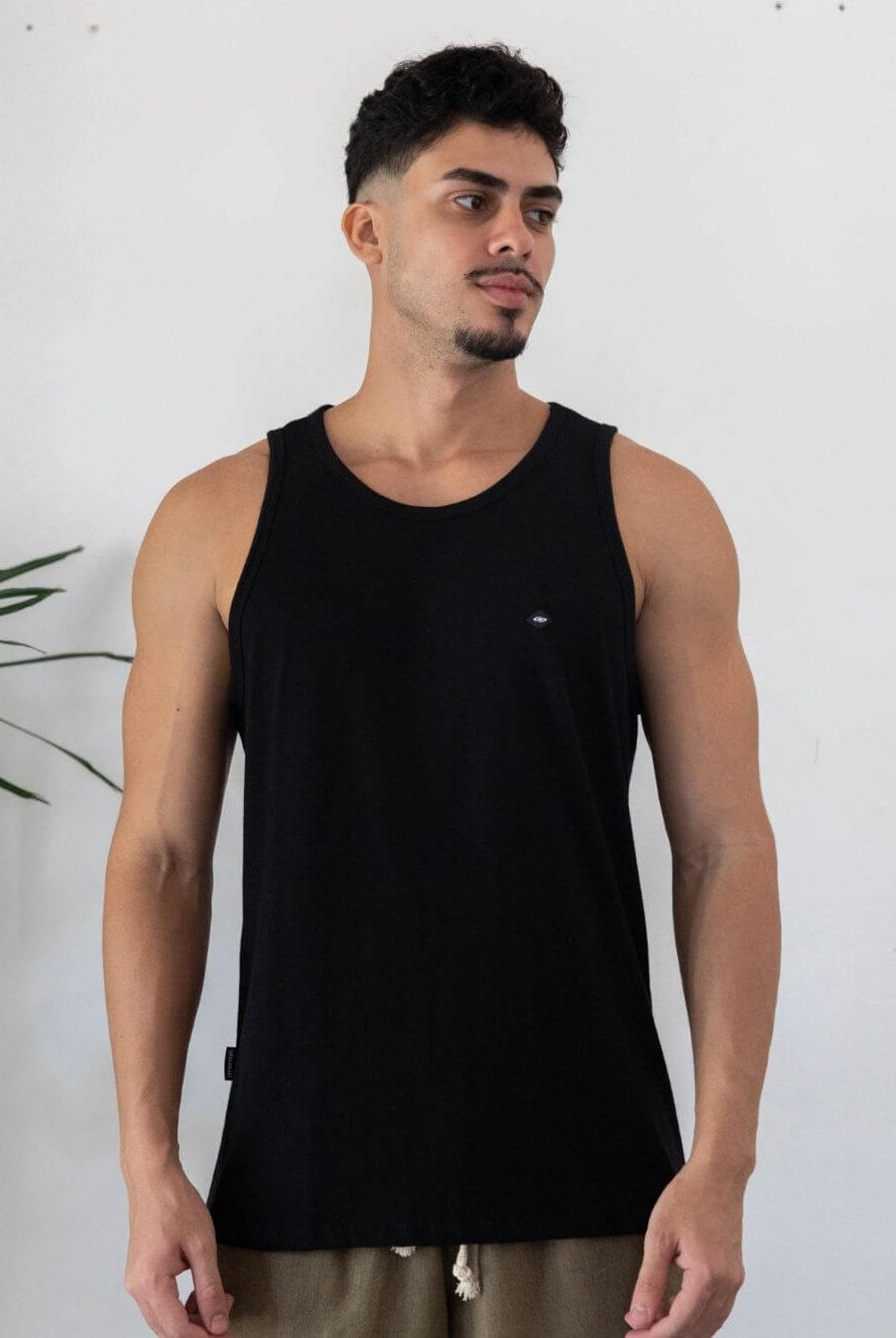 Regata Malha Basic preta da Greenish, modelagem clássica e conforto ideal para todas as ocasiões.