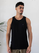 Regata Malha Basic preta da Greenish, modelagem clássica e conforto ideal para todas as ocasiões.