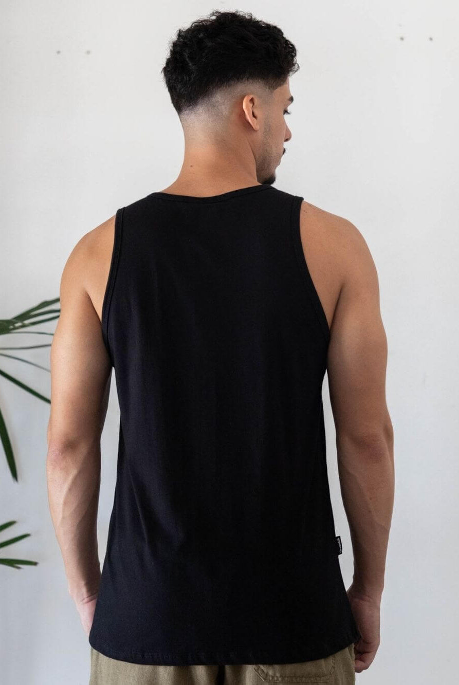 Regata Malha Basic preta da Greenish, modelagem clássica e caimento perfeito, ideal para o dia a dia.