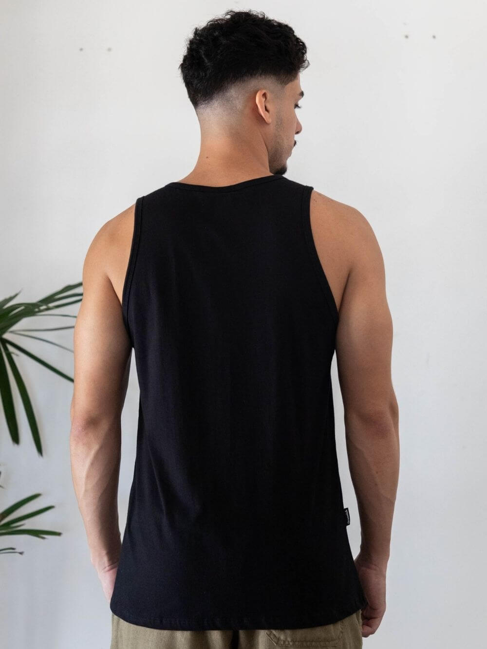 Regata Malha Basic preta da Greenish, modelagem clássica e caimento perfeito, ideal para o dia a dia.