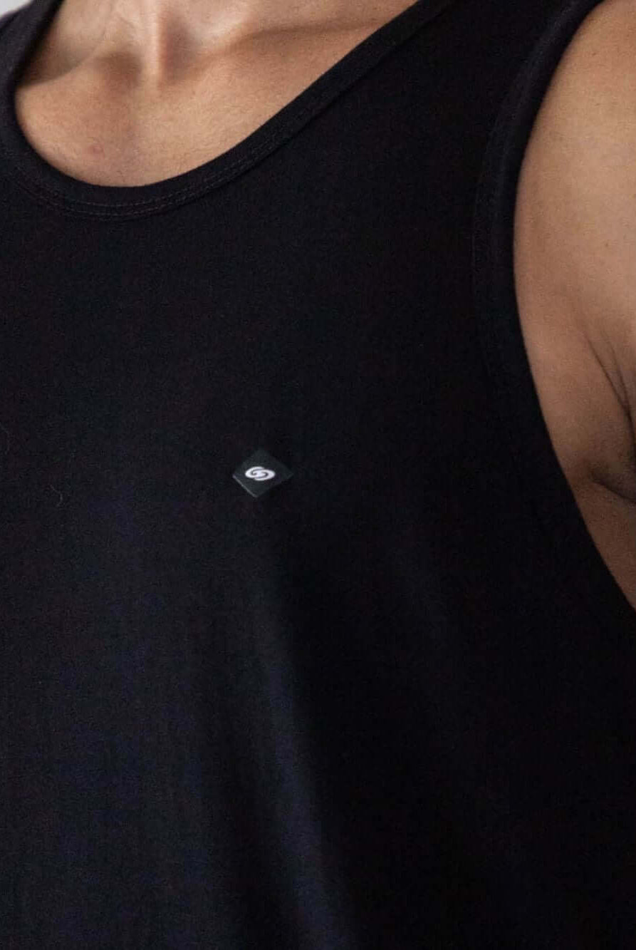 Regata Malha Basic preta da marca Greenish, com modelagem clássica e logo discreto para conforto e estilo.