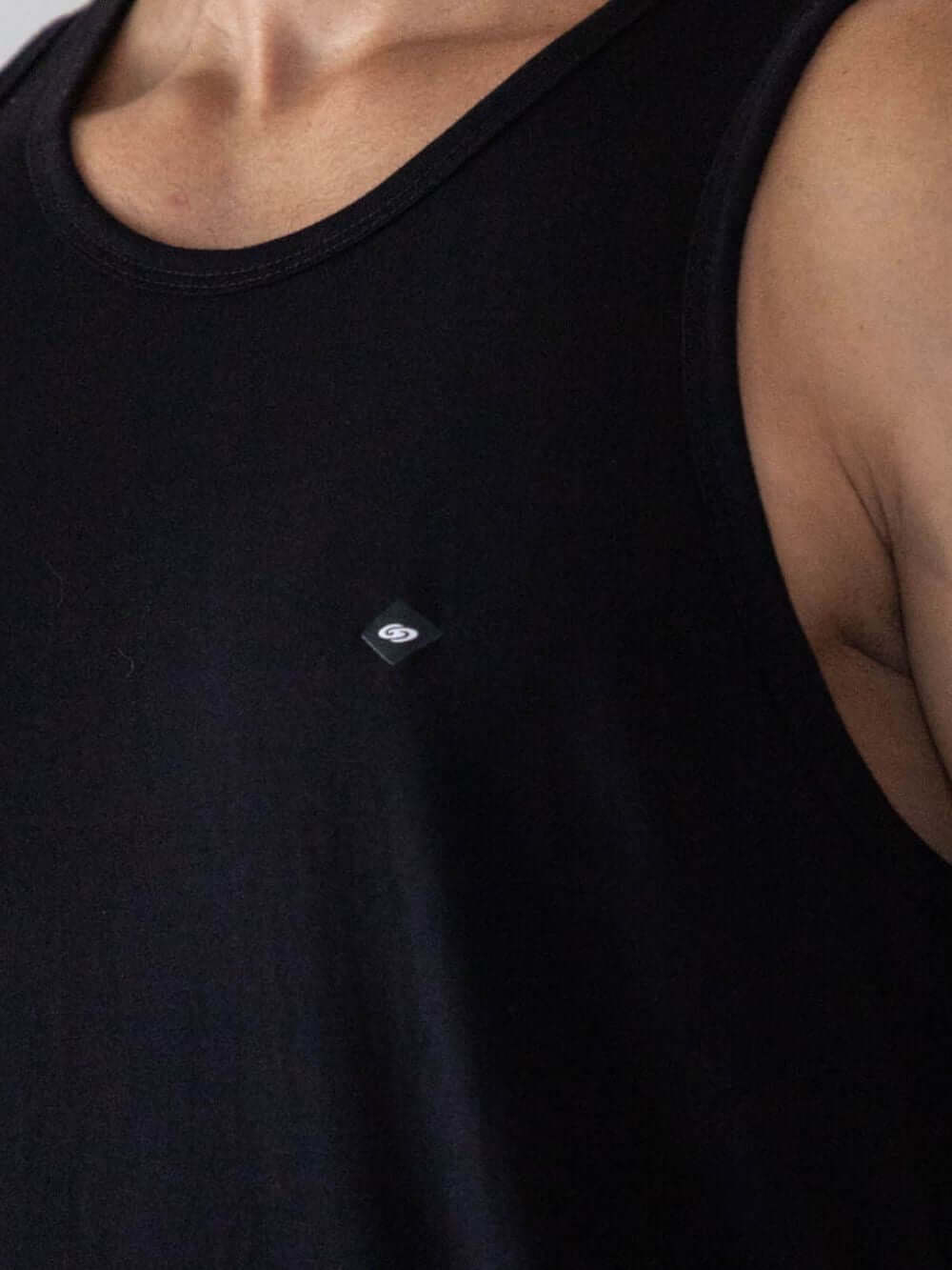 Regata Malha Basic preta da marca Greenish, com modelagem clássica e logo discreto para conforto e estilo.