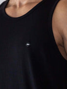 Regata Malha Basic preta da marca Greenish, com modelagem clássica e logo discreto para conforto e estilo.