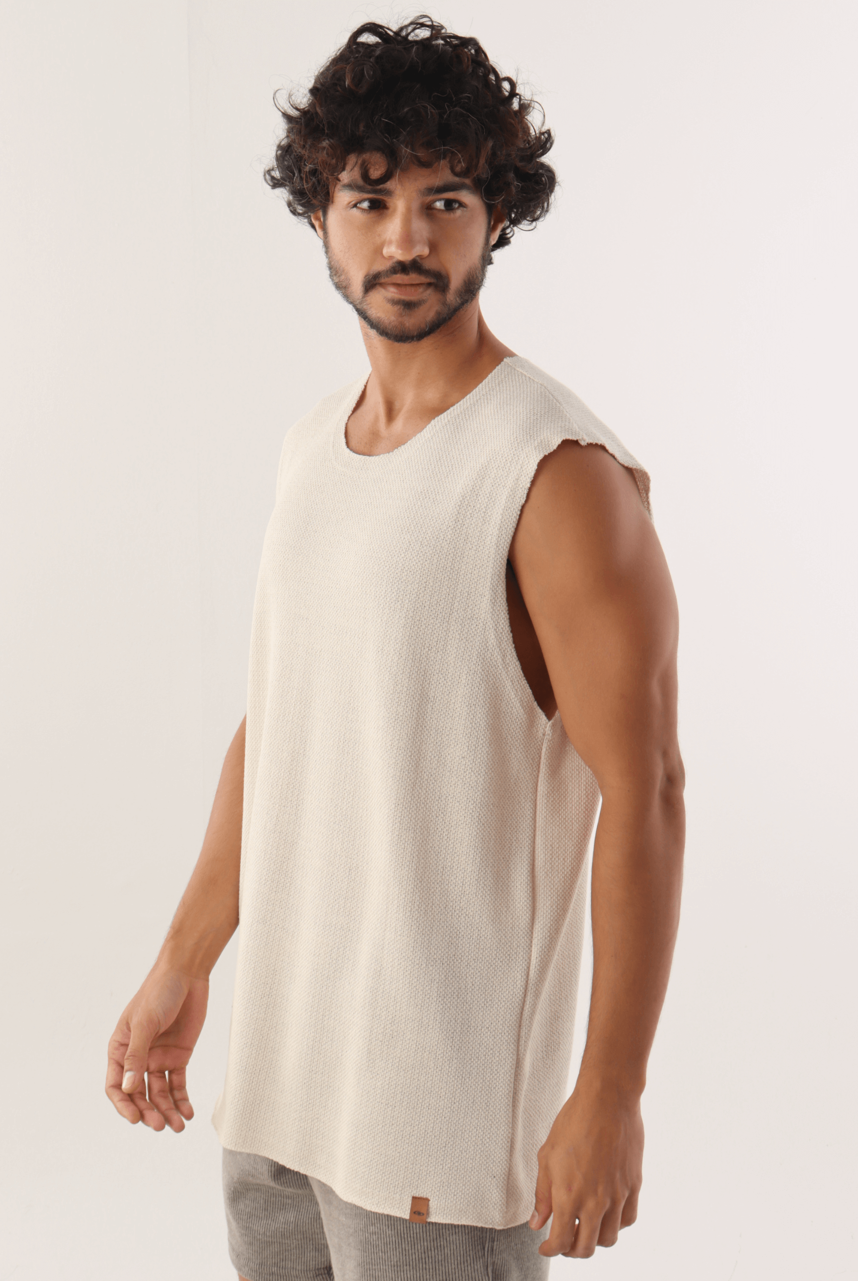 Camiseta Regata Mare Bege da Greenish, moda masculina casual em tom neutro, perfeita para conforto e estilo no dia a dia.