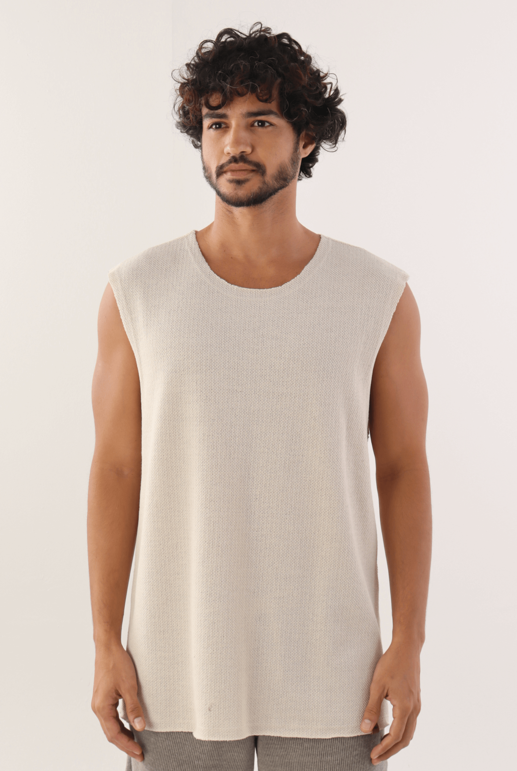 Regata Mare Bege da marca Greenish em modelo masculino, destacando o design confortável e moderno em tom bege claro.