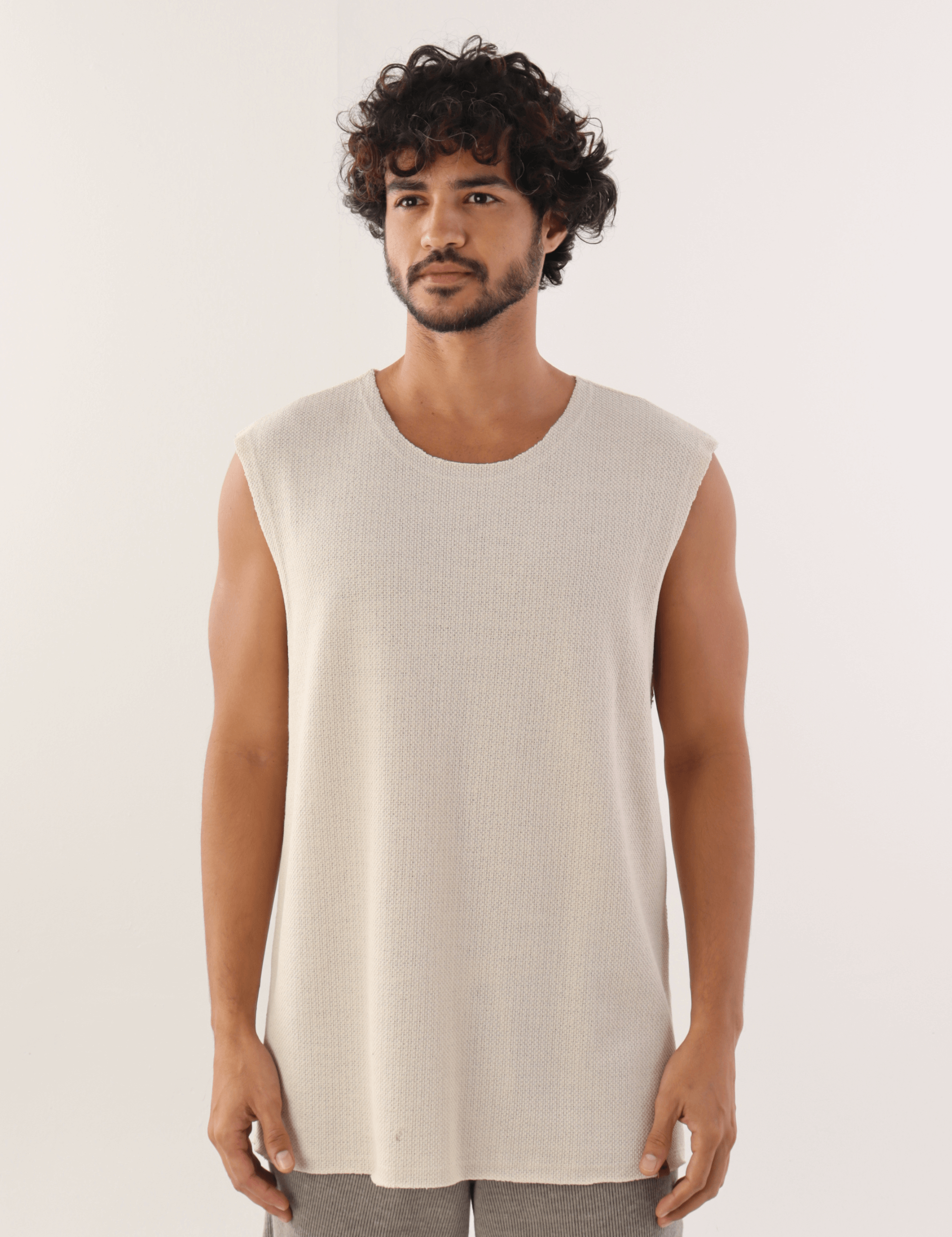 Regata Mare Bege da marca Greenish em modelo masculino, destacando o design confortável e moderno em tom bege claro.