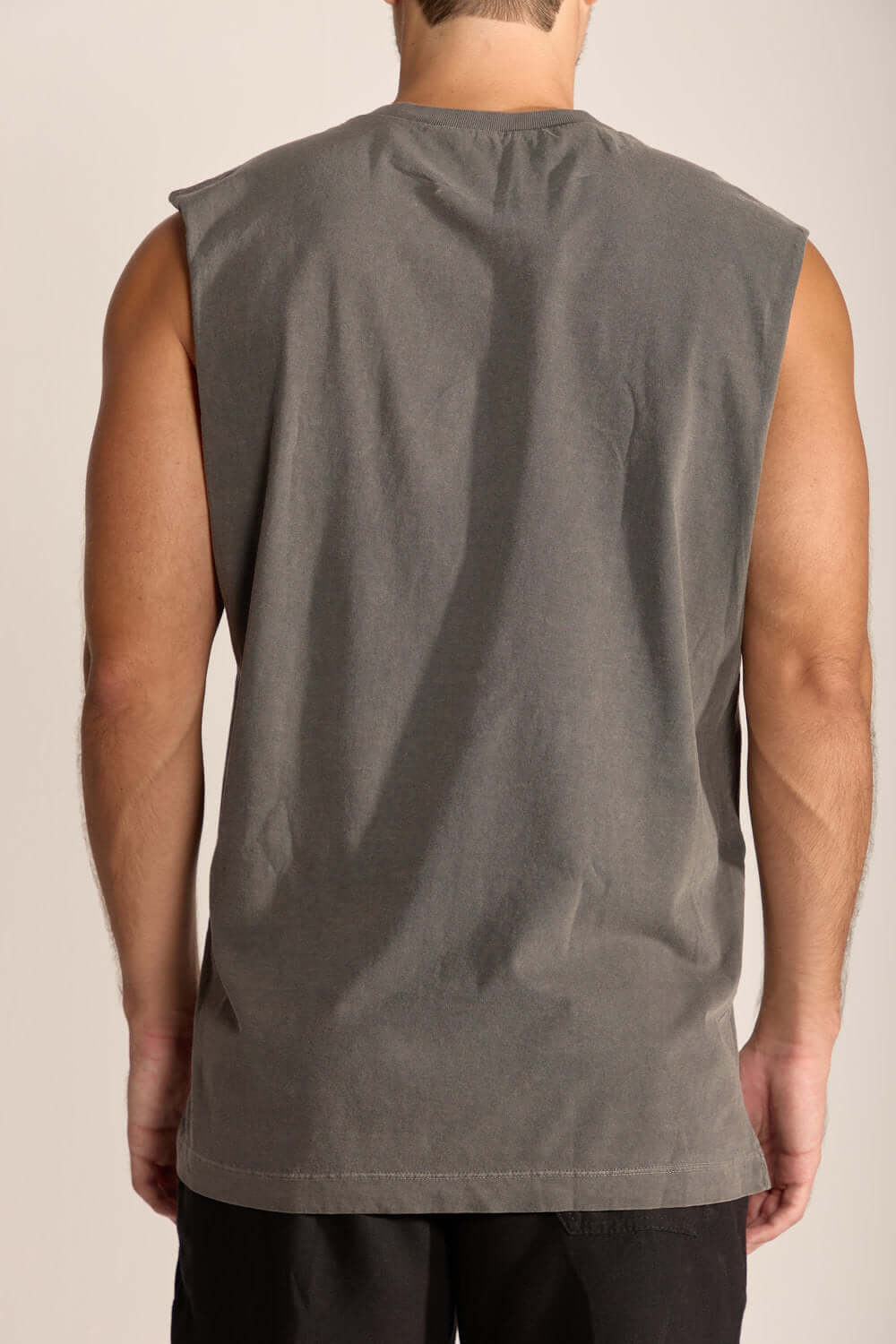 Regata Masculina Larga Tropical Therapy da Greenish na cor chumbo, perfeita para dias quentes ao ar livre.