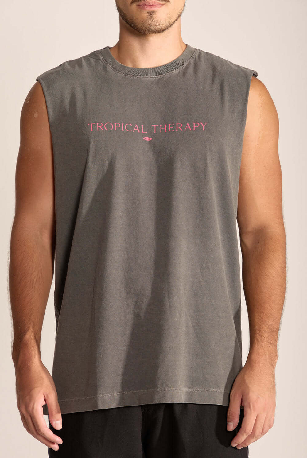 Regata masculina larga tropical therapy da Greenish, confeccionada em algodão, ideal para dias quentes com estilo.