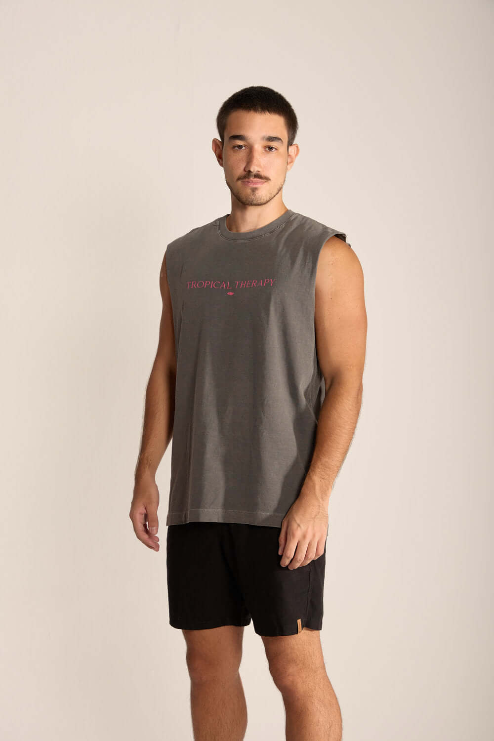 Homem usando regata longa Tropical Therapy da Greenish, estilo casual e confortável para dias quentes.