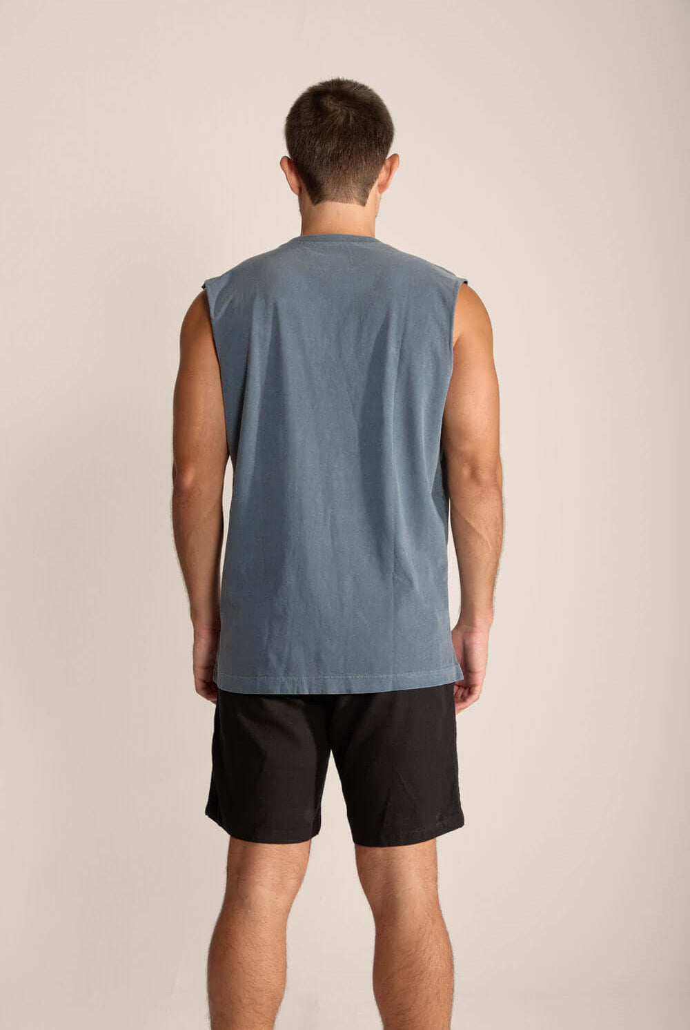 Regata Masculina Larga Tropical Therapy da Greenish em azul marinho, vista traseira, ideal para dias quentes.