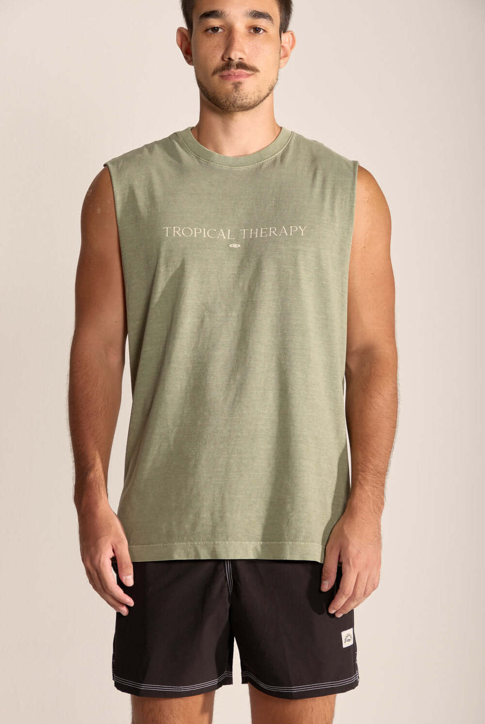 Regata masculina larga Tropical Therapy Greenish na cor verde, ideal para dias quentes e momentos ao ar livre.