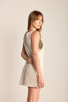 Regata New Grow off white da Greenish, design minimalista e confortável para dias ensolarados.