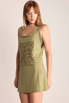 Regata New Grow Verde da Greenish, leve e confortável, ideal para dias descontraídos ao ar livre.