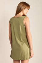 Vista traseira da Regata New Grow Verde da Greenish, com design minimalista e conforto para o dia a dia.