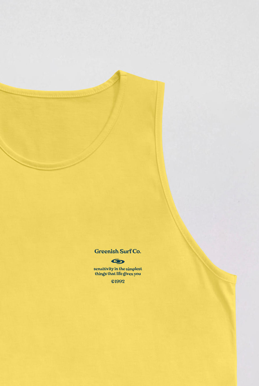 Regata Sensitiva Amarelo da Greenish, ideal para dias quentes e estilo descontraído.