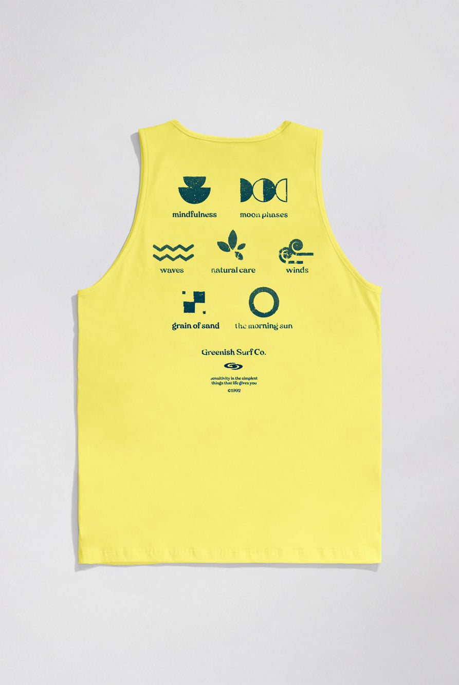 Regata amarela da marca Greenish, com design único e eco-friendly, perfeita para o verão.