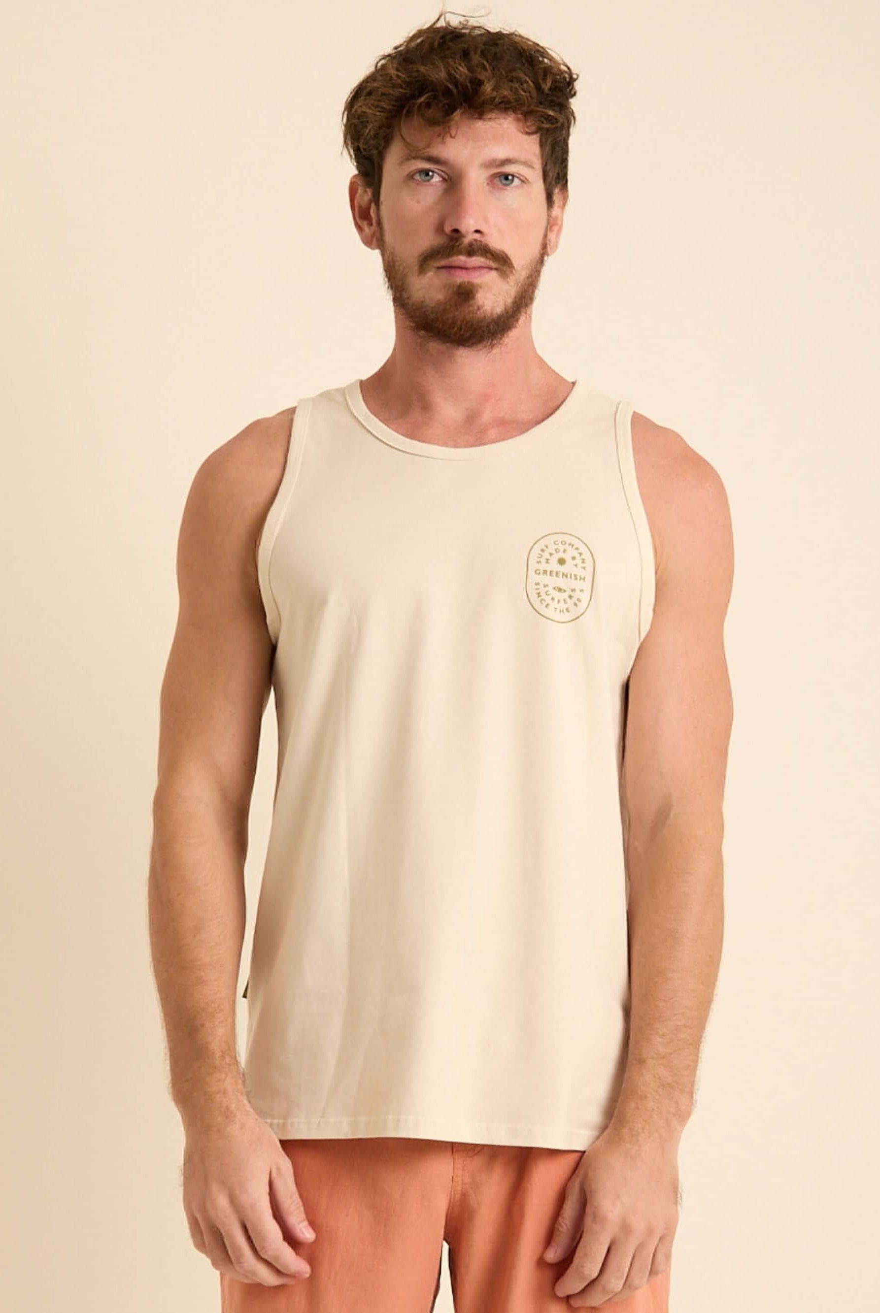 Regata Surf Company bege minimalista e confortável, ideal para praia e treinos. Estampa exclusiva Greenish.