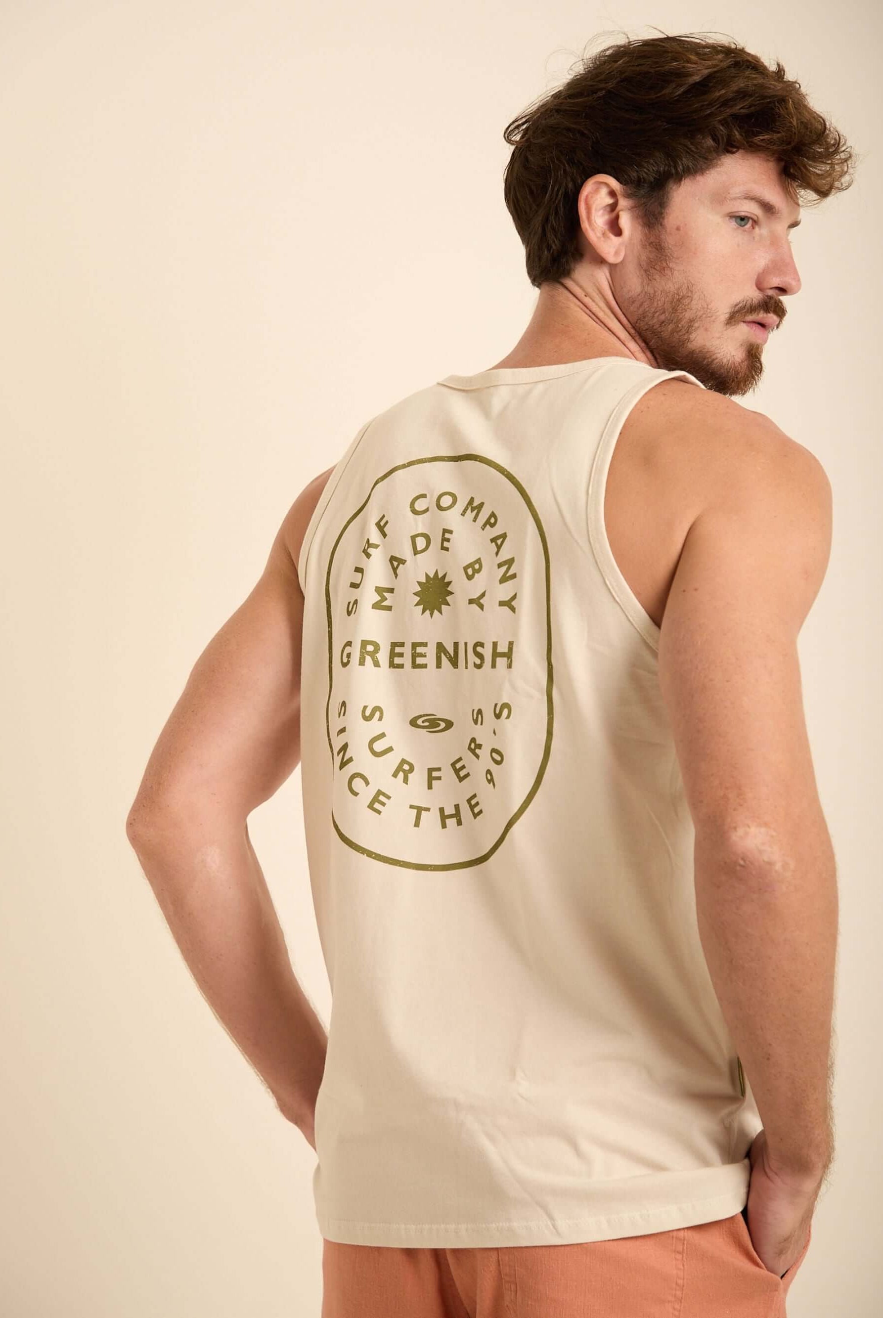 Regata minimalista da Greenish, confortável e ideal para praia, com estampa exclusiva e gola em viés.