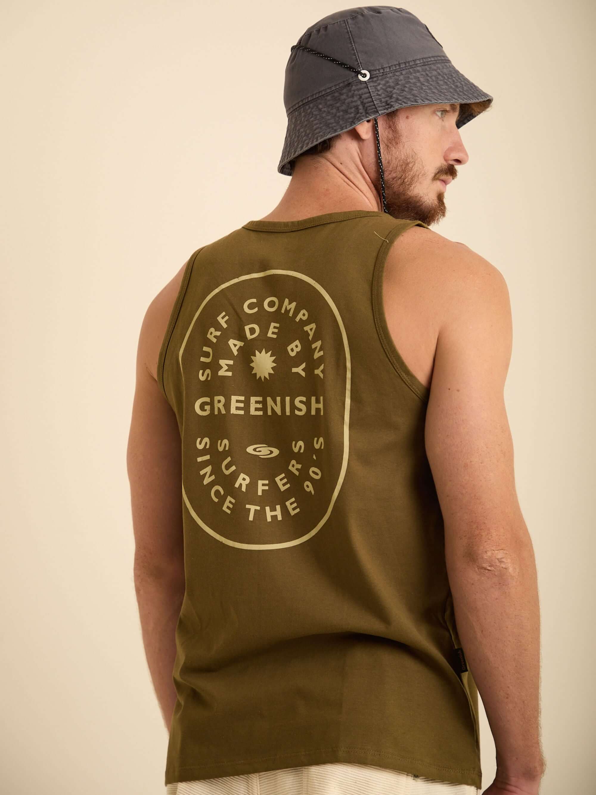 Modelo com regata verde escura da Greenish, estampada, ideal para praia e treinos.