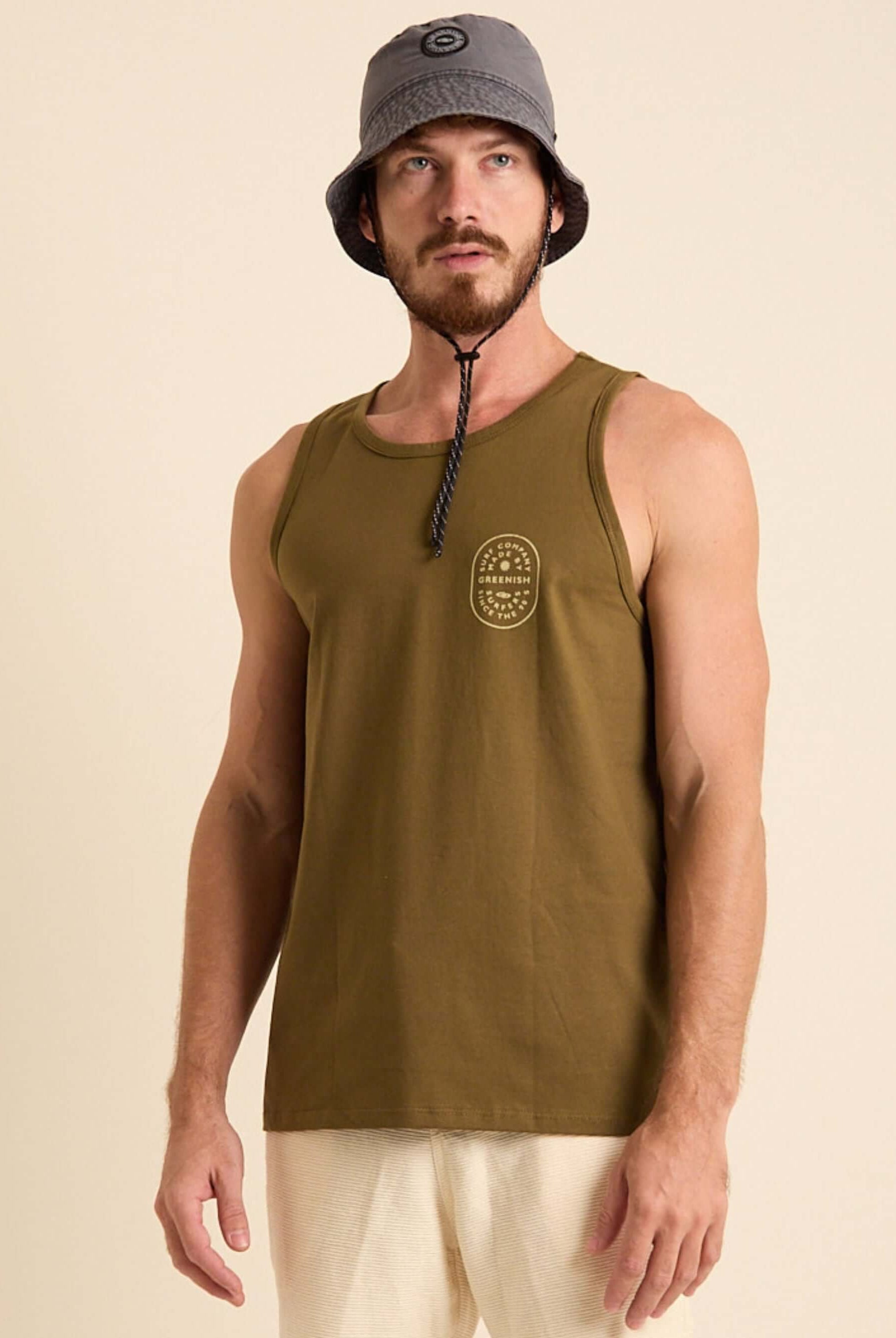 Regata Surf Company verde escuro, confortável e minimalista, ideal para atividades ao ar livre e praia.