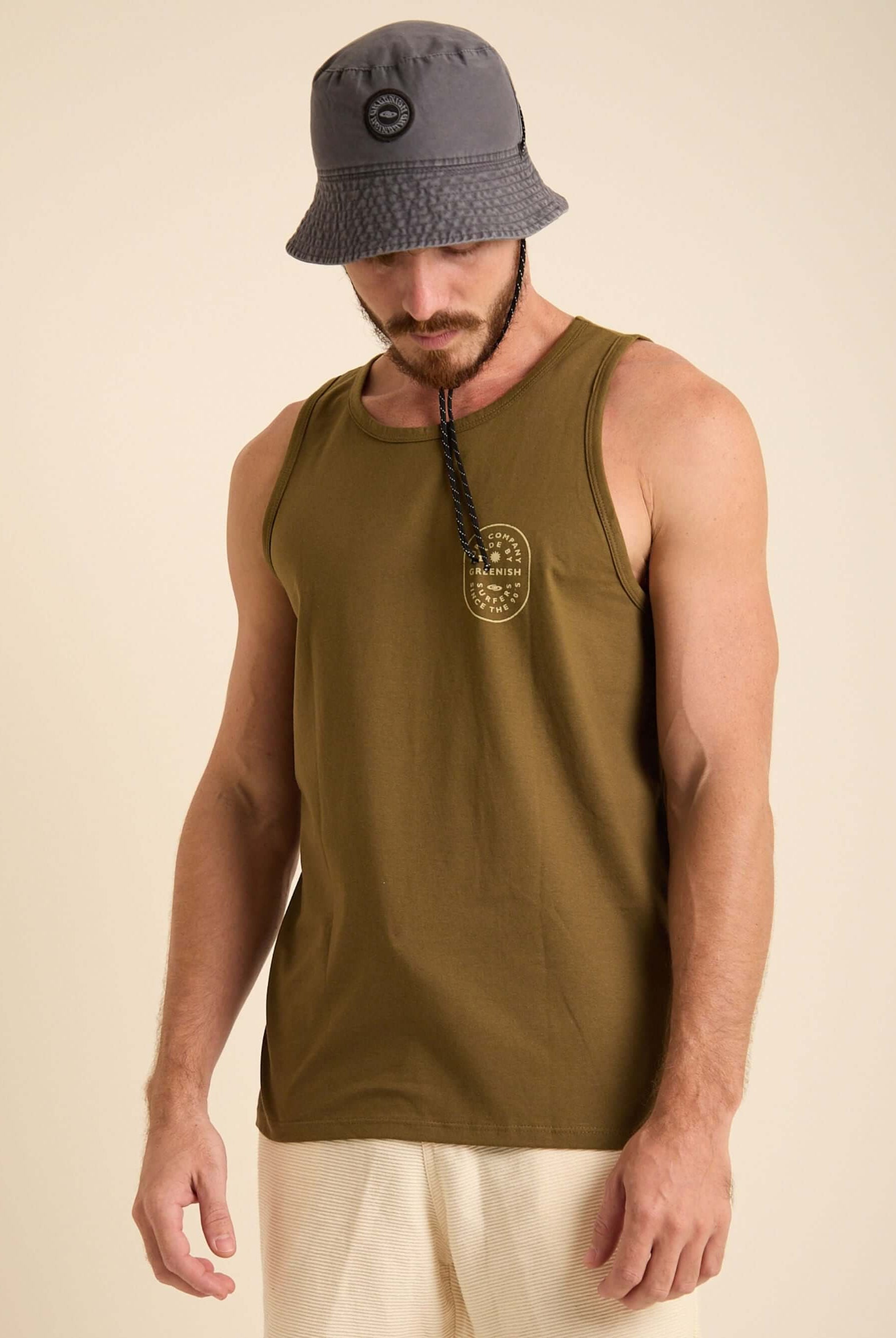 Modelo usando regata verde escuro da Greenish, ideal para praia e treinos, estilo minimalista e confortável.