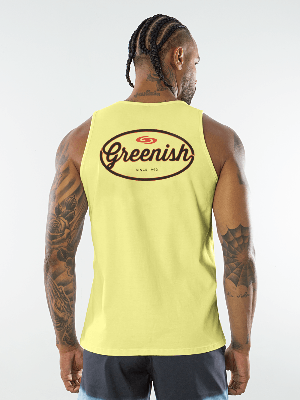 Regata amarelo vintage Greenish, modelo clássico, sustentável e confortável, ideal para o uso diário.