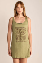 Regata Greenish New Grow em verde, design minimalista e confortável, perfeita para dias ao ar livre.