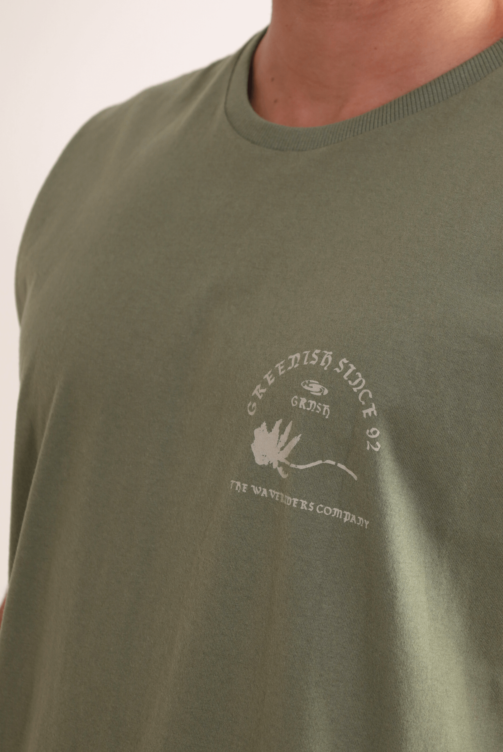 Regata Larga - Verde Greenish, 100% algodão, símbolo de liberdade, toque suave, caimento leve, para viver com autenticidade e conexão.