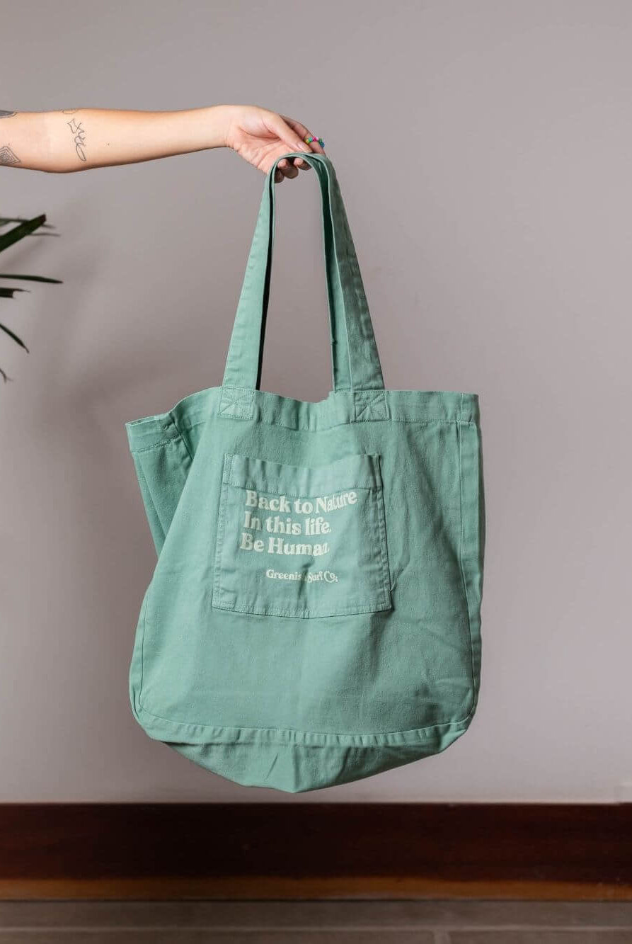 Bolsa Verde Back To Nature da Greenish, ideal para passeios e looks modernos. Alças confortáveis e design destacado.