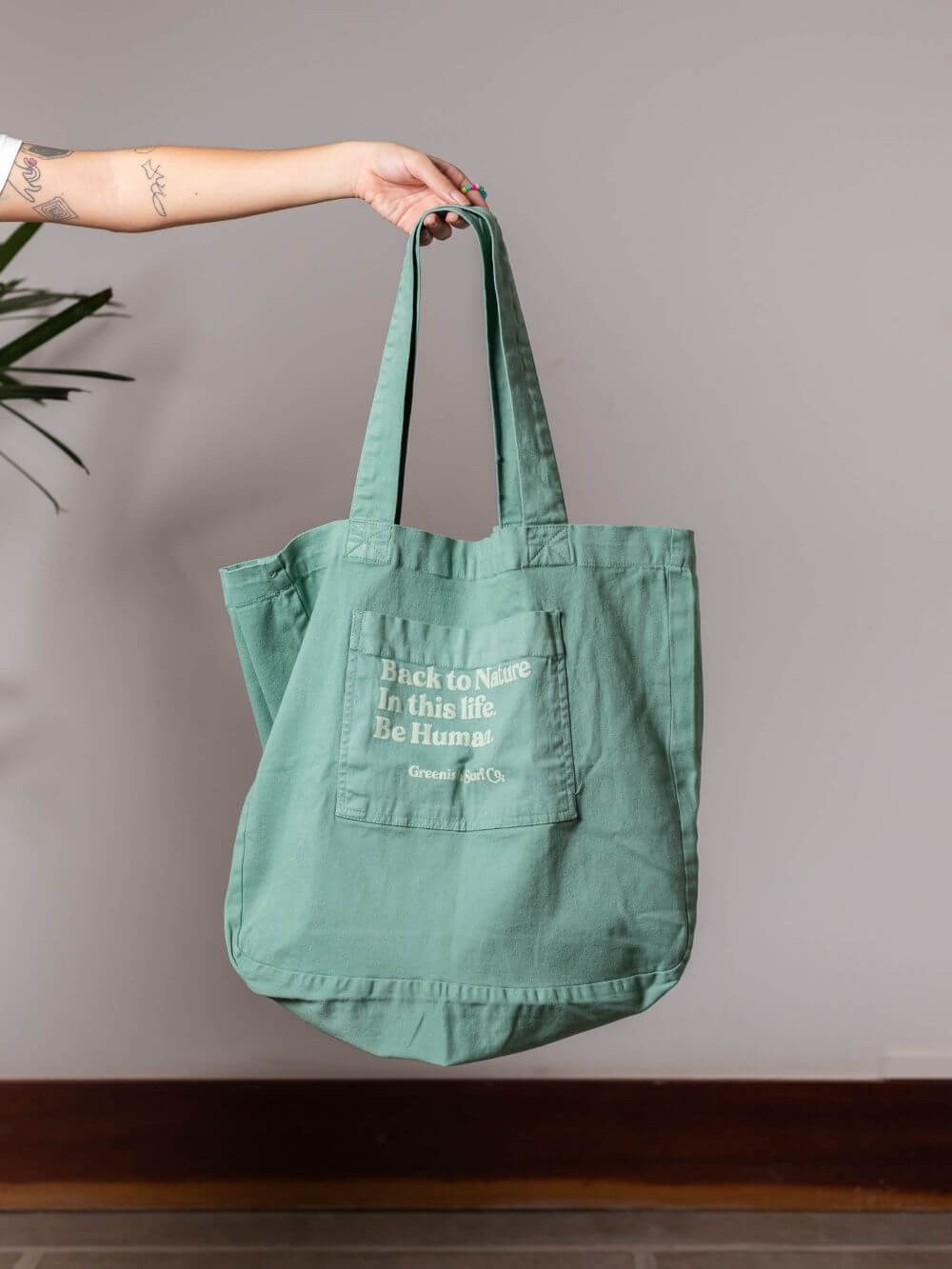 Bolsa Verde Back To Nature da Greenish, ideal para passeios e looks modernos. Alças confortáveis e design destacado.