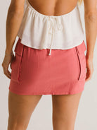 Saia curta Beth Telha da marca Greenish, com ajuste leve, cós elástico e detalhes em bolsos laterais.