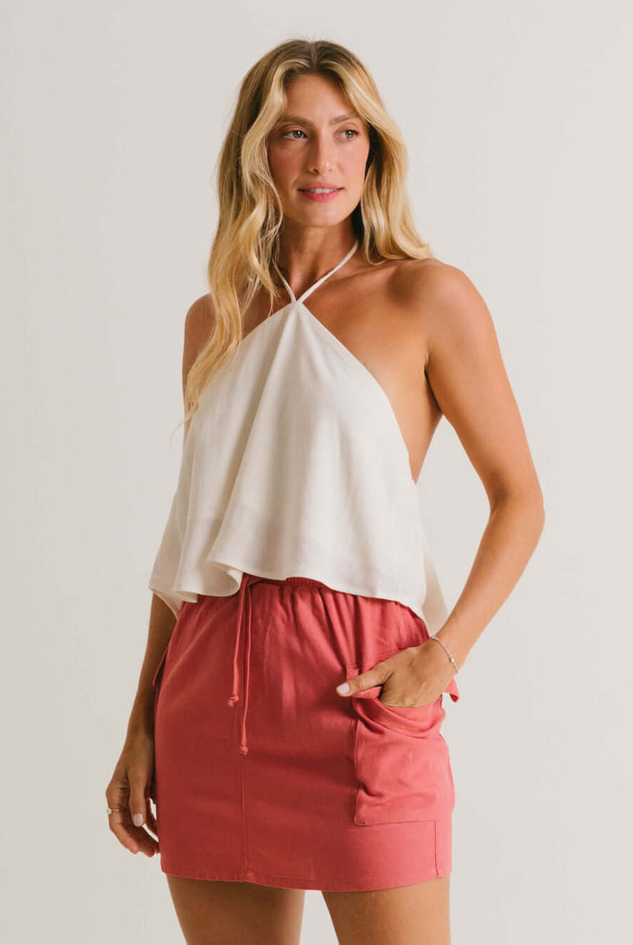 Saia Curta Beth Telha da marca Greenish, com cós elástico, bolsos laterais e caimento ajustado.