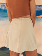 Saia curta Daisy bege da marca Greenish, com caimento leve e design minimalista, perfeita para dias quentes.