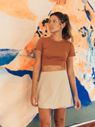 Saia curta Daisy bege da Greenish, modelo leve e moderno, perfeita para o verão em look casual.