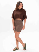 Saia curta Honey marrom da Greenish, modelo feminino, ideal para looks casuais e elegantes.